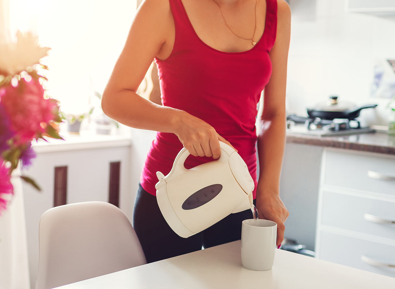 Жена използва електрическа кана