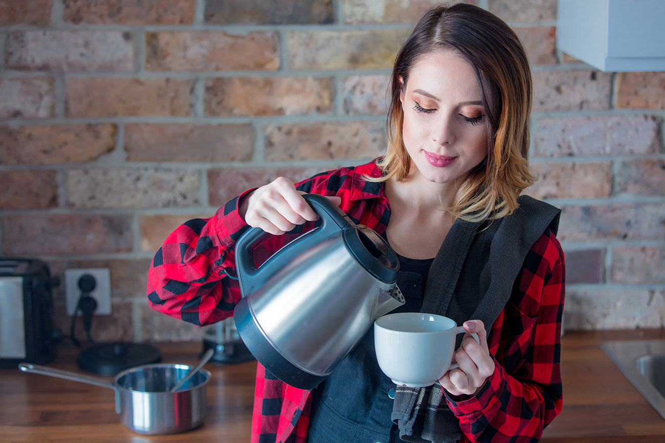 Жена с електрическа кана